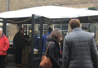 Oliebollen en balkenbrij brengen bijna 5000 euro op voor het goede doel