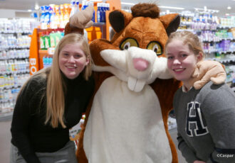 Aftrap zilveren jubileum Albert Heijn Ootmarsum en dus op de foto met ‘Hammie de hamster’