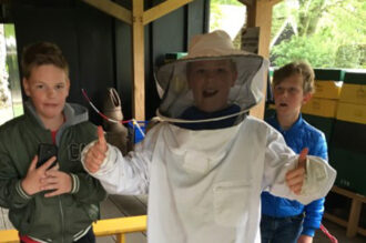 Jeugdnatuurclub op bezoek  bij de bij