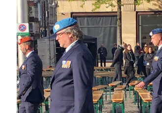 Gerben Smellink geeft Ootmarsums tintje aan Nationale Dodenherdenking op de Dam