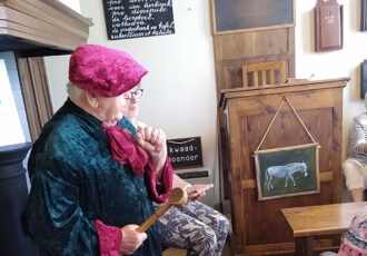 Ouderensoos bezoekt zilveren schoolmuseum