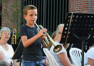 Muzikaal talent amuseert het publiek bij Franciscus