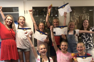 Jonge hulpverleners met vlag en wimpel geslaagd