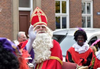 Intocht Sinterklaas in Ootmarsum met zoekgeraakte muzieknoten