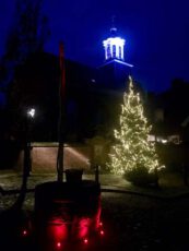 Kerstboom schittert nu ook op het Bergplein