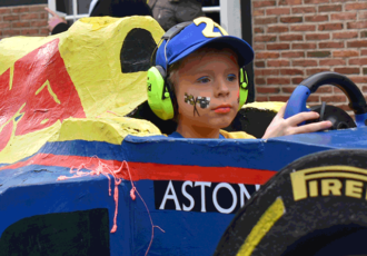 Publiek geniet van bonte, vrolijke en fleurige optocht in de Siepelstad