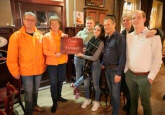 Ambassadeurs KIKA ontvangen cheque met 1266,60 euro na Kerst Karaoke in Stadscafé