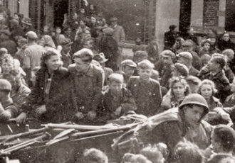 Heukske: feest op de Markt 4 april 1945