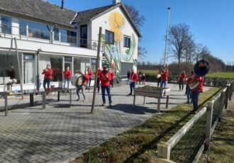 Keistenenbloazers verrassen bewoners en verzorgers Amanshoeve