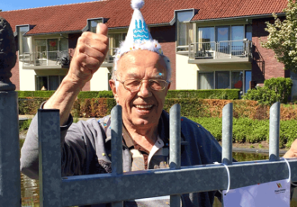 Gait Hofsté viert 90-ste verjaardag achter hoog hek in tuin Franciscus: “Het is nich aans”