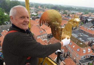 Koster Hans van Duijn zet haan terug op zijn vertrouwde plek