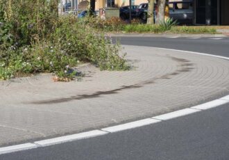 Schrikken van vlammen op de rotonde