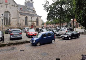 Inwoners keren zich tegen parkeren op het Kerkplein