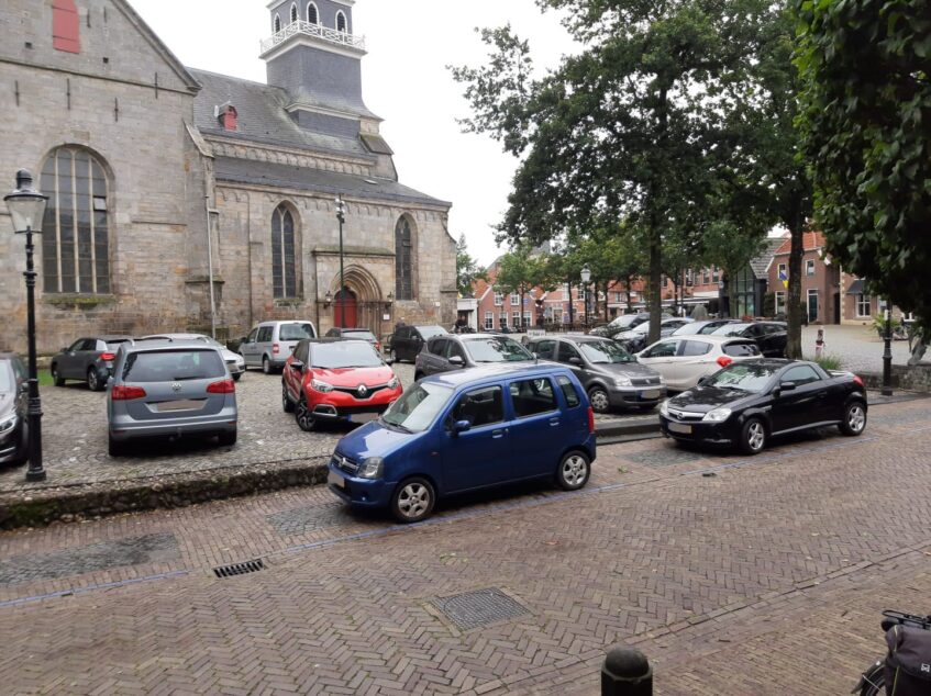 Inwoners keren zich tegen parkeren op het Kerkplein