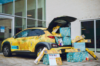 Hyundai en Van Gogh Museum verrassen kwetsbare ouderen met workshop schilderen