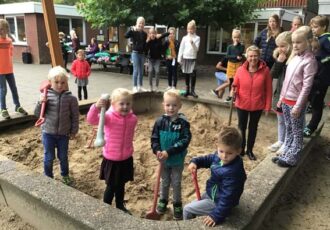 Op zoek naar kinderboeken stuiten leerlingen ’n Baoken op een megabot