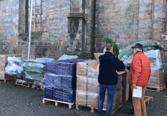 Nieuwe kerstbomen op het Kerkplein