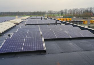 Zonnestroomproject gemeentewerf Ootmarsum officieel in gebruik