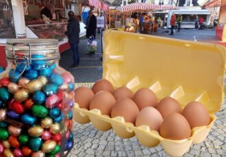 Markt Ootmarsum met eieren en …..eitjes