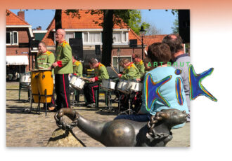 Optreden Drumclub RinTinTin in centrum Ootmarsum