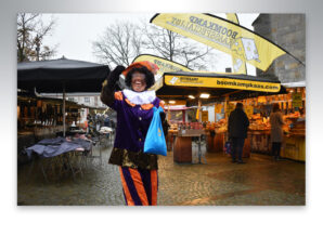 Piet brengt wat lekkers op de weekmarkt