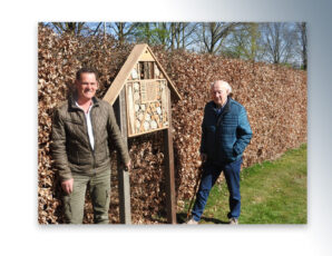 Insectenhotel en bankje voor Hervormde Begraafplaats