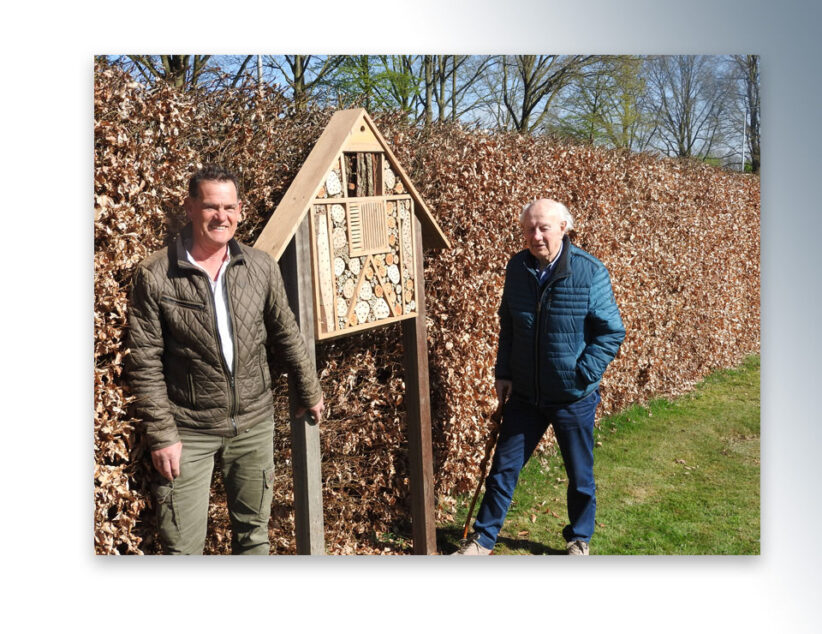 Insectenhotel en bankje voor Hervormde Begraafplaats