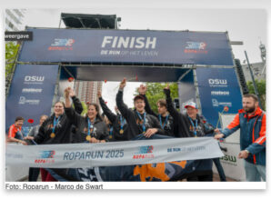 Alle deelnemers in 34ste Roparun over de finishlijn in Rotterdam