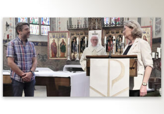 Kerkelijke onderscheiding voor dirigent Christo Guenov van het Themakoor
