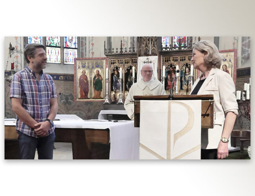 Kerkelijke onderscheiding voor dirigent Christo Guenov van het Themakoor