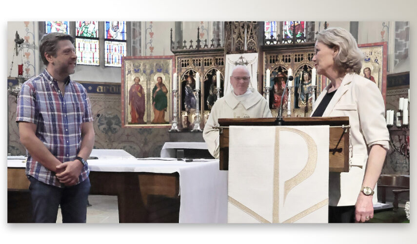 Kerkelijke onderscheiding voor dirigent Christo Guenov van het Themakoor