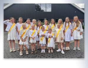 Pinksterbruidjes uit Agelo trotseren regen voor het goede doel