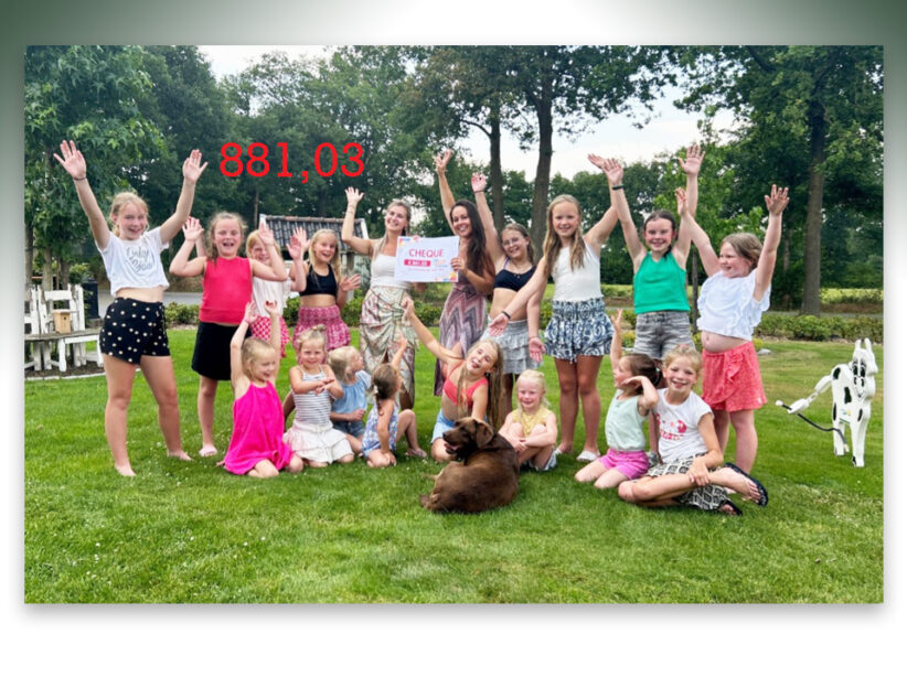 Pinksterbruidjes schenken bijna 900 euro aan stichting Meedoen