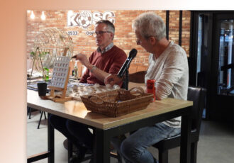 Deelnemers genieten van KOSC Bingo