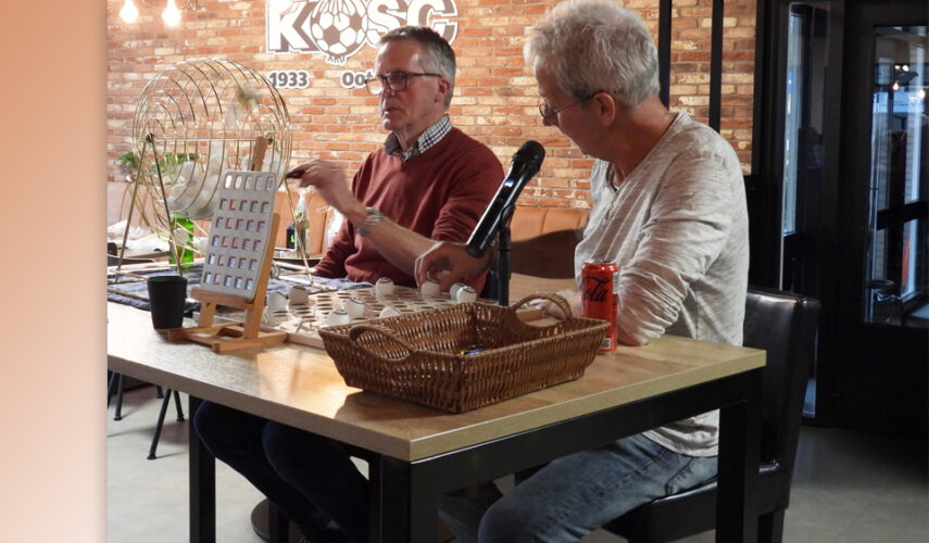 Deelnemers genieten van KOSC Bingo