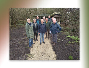 Rode loper voor bijenkoningin, verhard pad voor bezoekers