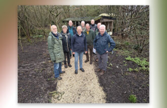 Rode loper voor bijenkoningin, verhard pad voor bezoekers