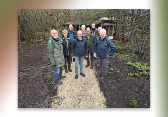 Rode loper voor bijenkoningin, verhard pad voor bezoekers