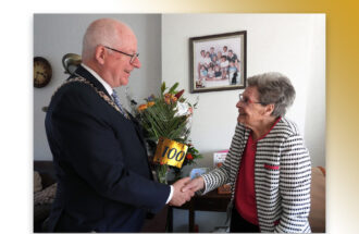 100-jarige Annie geniet van haar mijlpaal