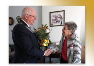 100-jarige Annie geniet van haar mijlpaal
