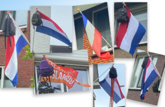 De vlaggen hangen uit voor de geslaagden