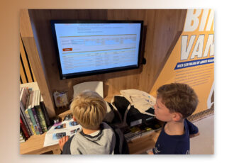 Jonge ontdekkers kraken codes en duiken in het verleden.