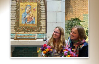 Hannah en Charlotte Tijhuis debuteren als stadstroubadours Ootmarsum