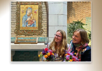 Hannah en Charlotte Tijhuis debuteren als stadstroubadours Ootmarsum