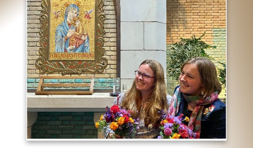 Hannah en Charlotte Tijhuis debuteren als stadstroubadours Ootmarsum